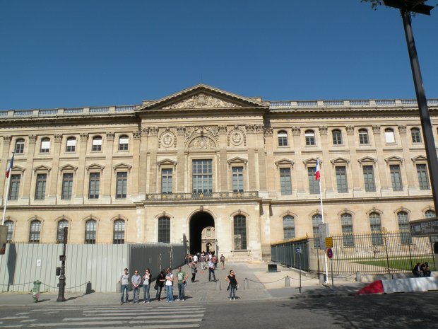  accès à la cour carrée du Louvre